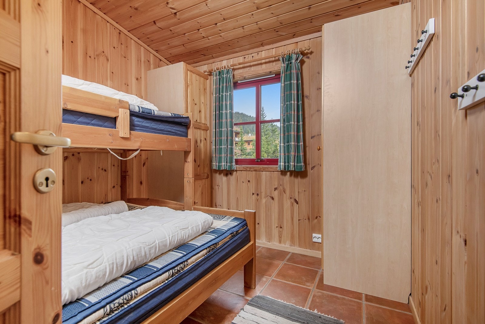 Hytta har 2 soverom og begge har familiekøyer. Garderobeskap og knaggrekker. Galleribilde