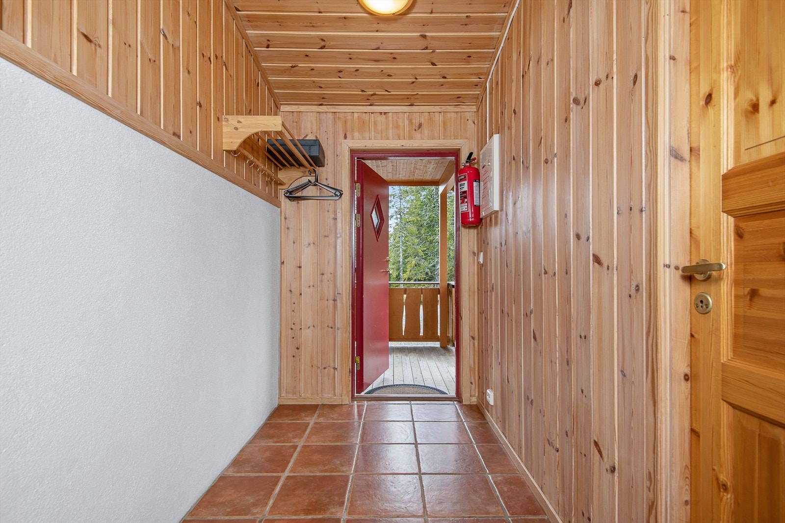 Gang med plass til oppbevaringsmøbler. Pr i dag er det muligheter til å henge fra seg yttertøy og utstyr. Galleribilde