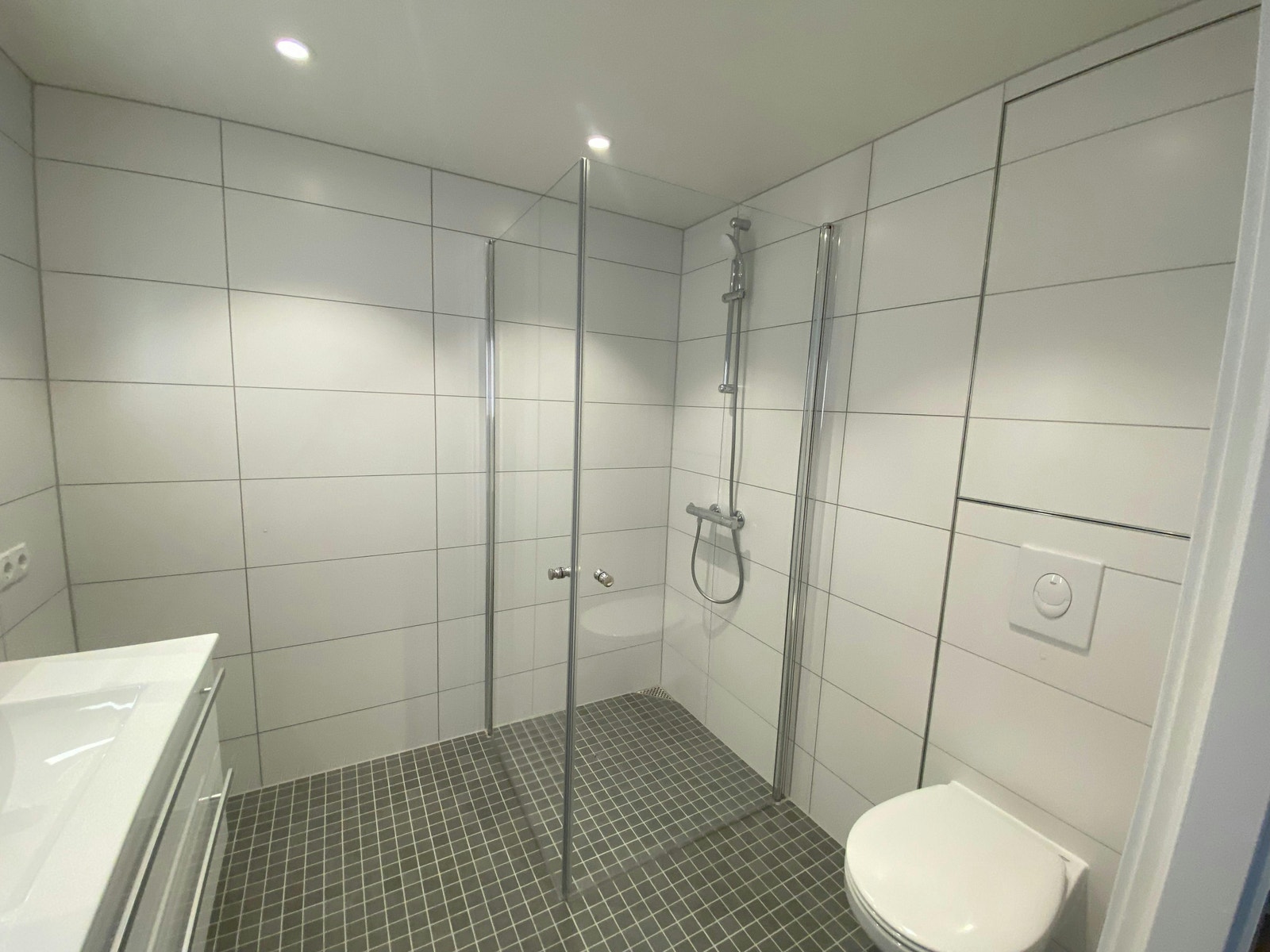 Flislagt bad med dusjhjørne Galleribilde