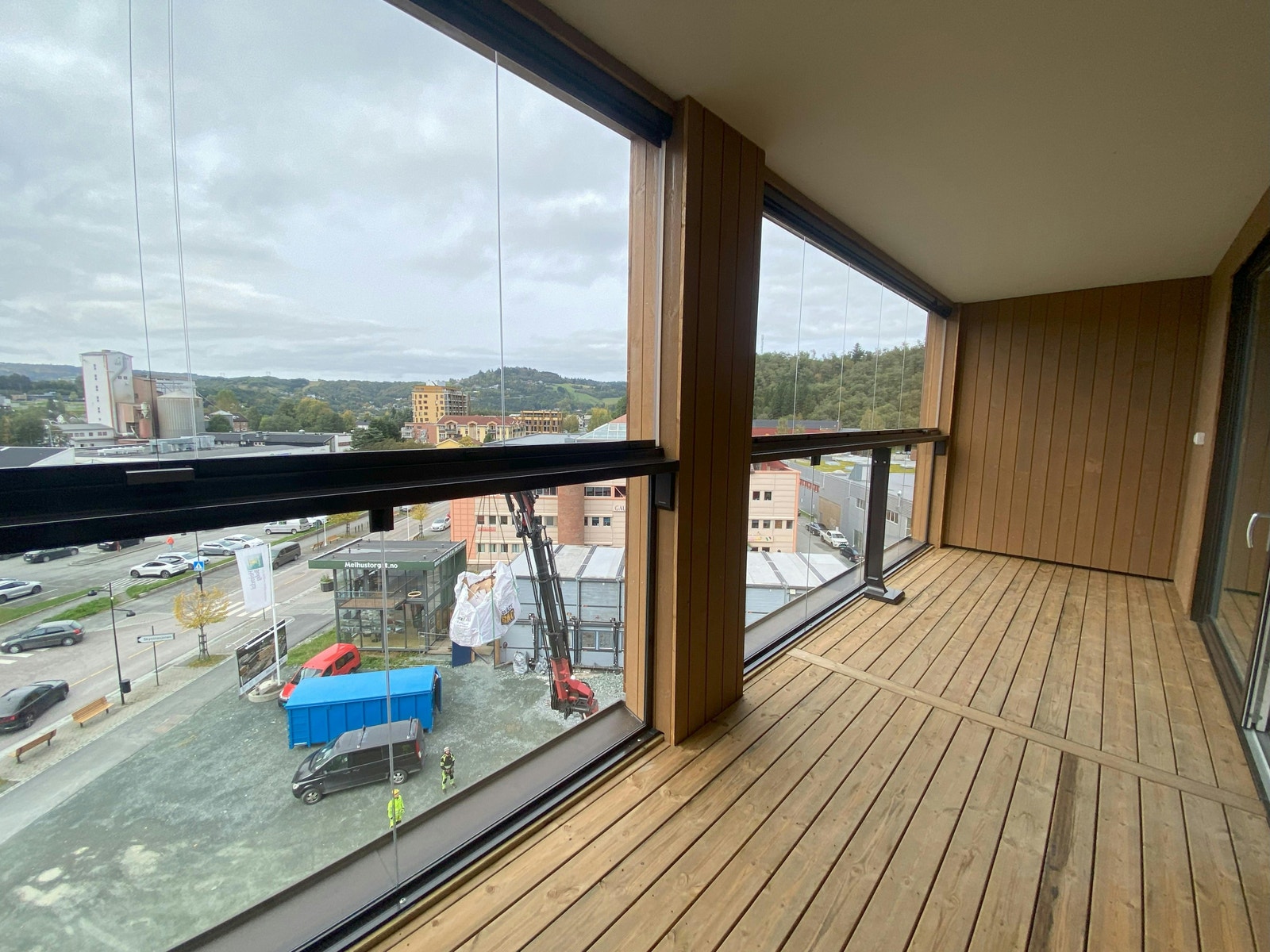 Innglasset balkong med gode muligheter for møblering Galleribilde