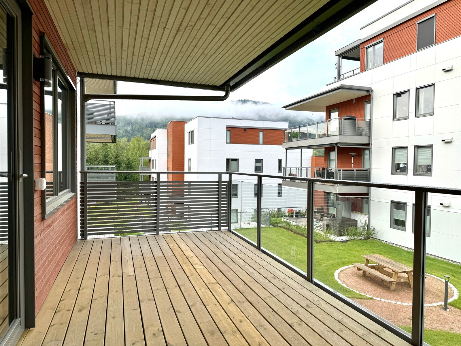 Balkongen utenfor stuen er overbygget Galleribilde