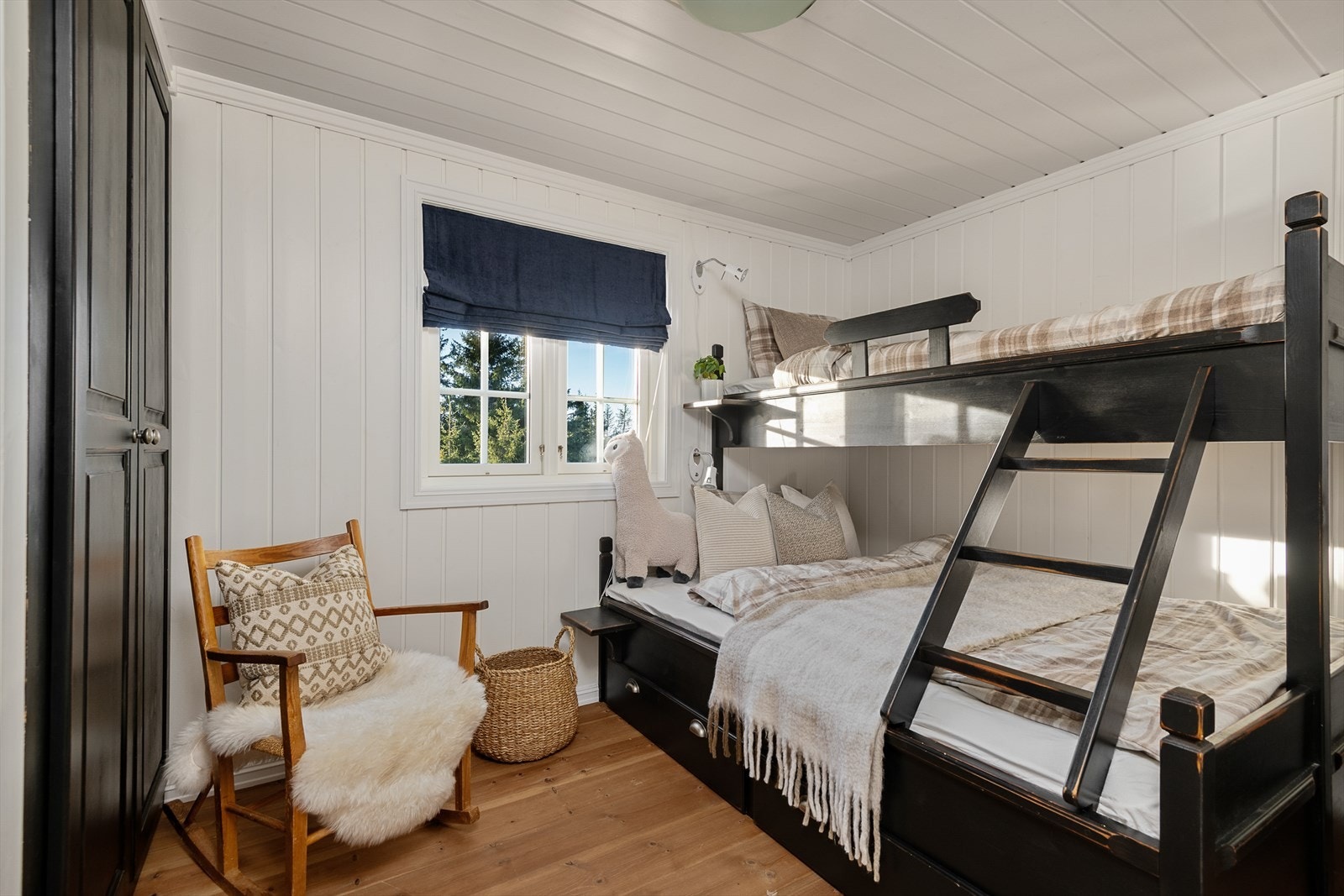 Soverom 3 er innredet med familiekøye og garderobeskap. Galleribilde