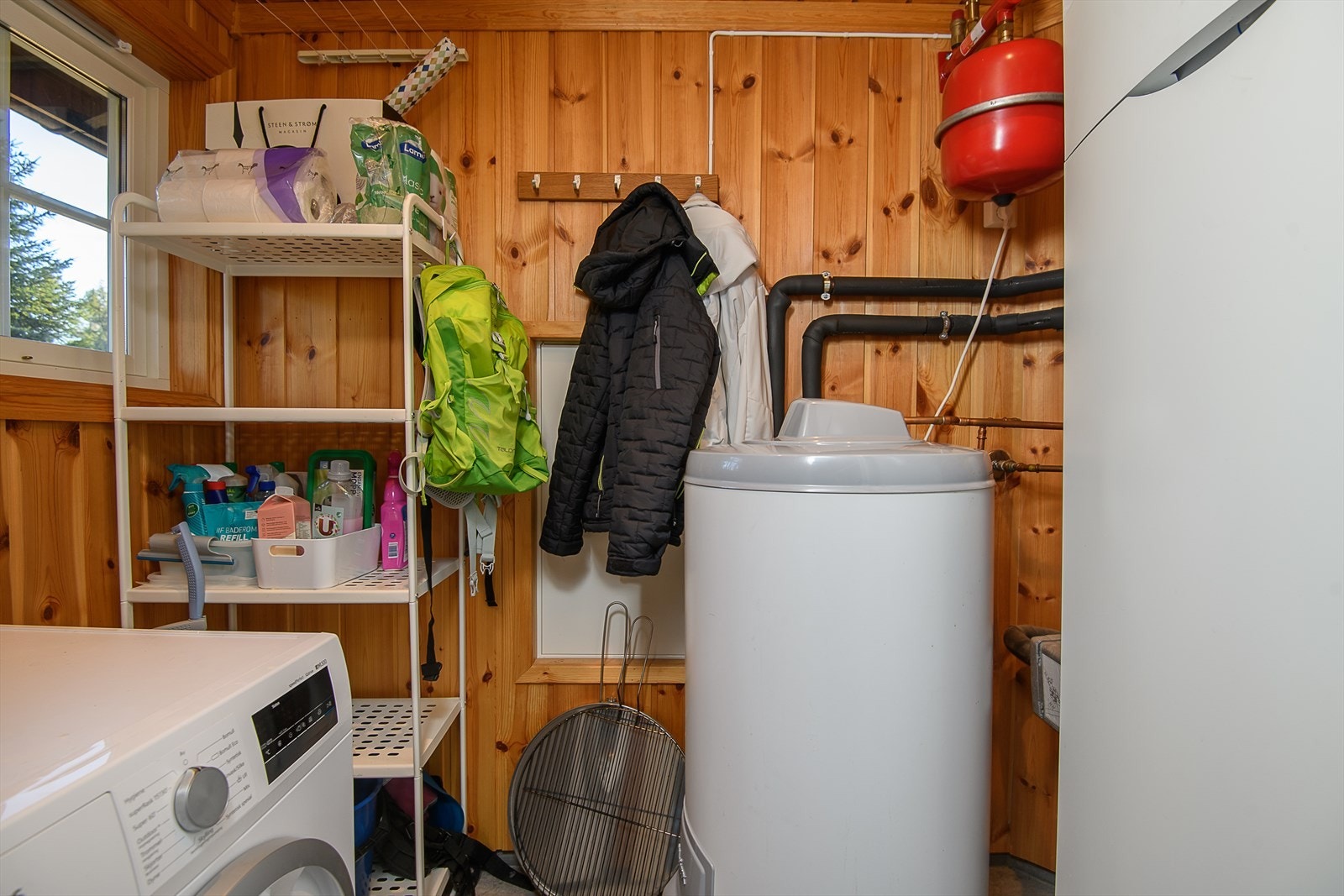 Vaskerom, teknisk rom og bod. Opplegg for vaskemaskin, varmtvannsbereder og tekniske installasjoner. Galleribilde