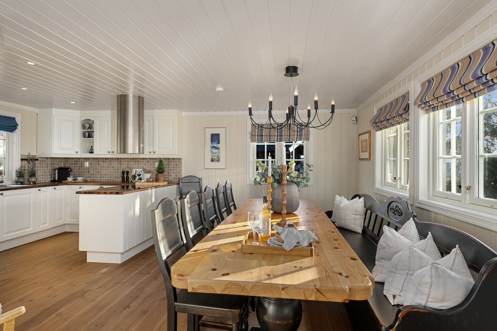 De store vindusflatene ved spisebordet gir herlig lyseffekt inn i rommet. Galleribilde