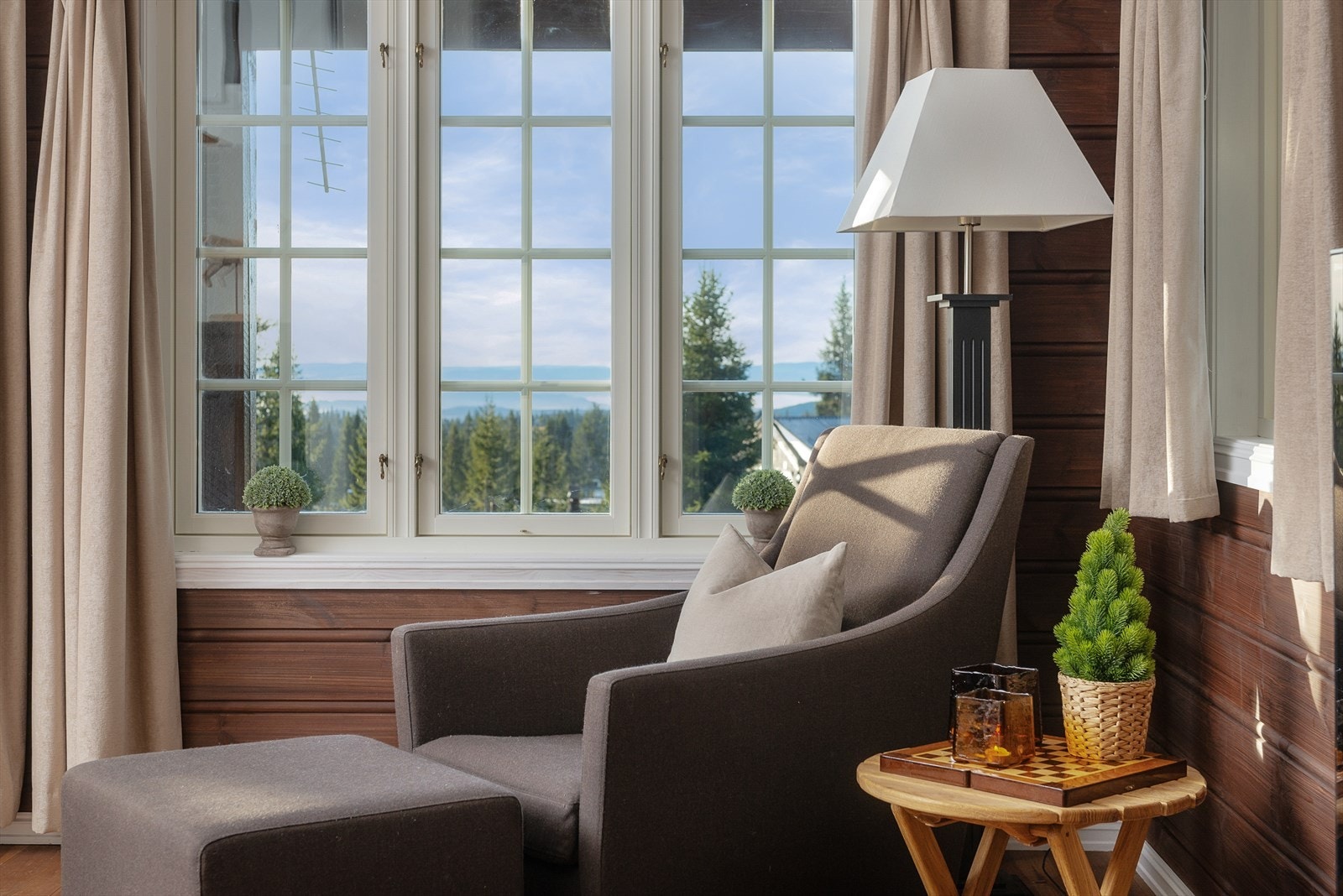 Den fine utsikten kan nytes gjennom stuevinduene. Galleribilde