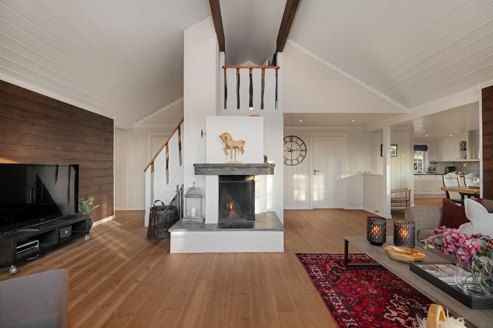 En flott, muret peis er plassert midt i stua og blir som et møbel i seg selv. I tillegg er det gulvvarme i alle rom i hytta med vannbårenvarme/bergvarme. Galleribilde