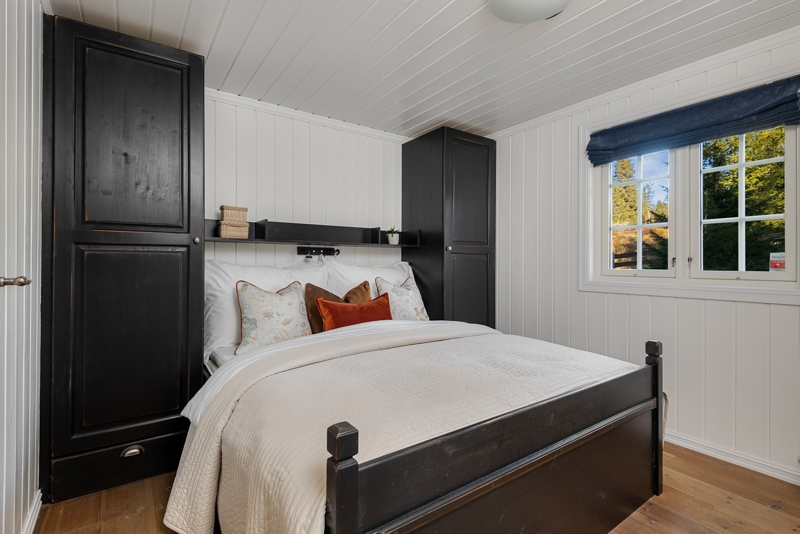 Hyggelig hovedsoverom med plass til dobbeltseng. Smarte oppbevaringsløsninger med plassbygde skap i samme materialkvalitet som seng. Galleribilde