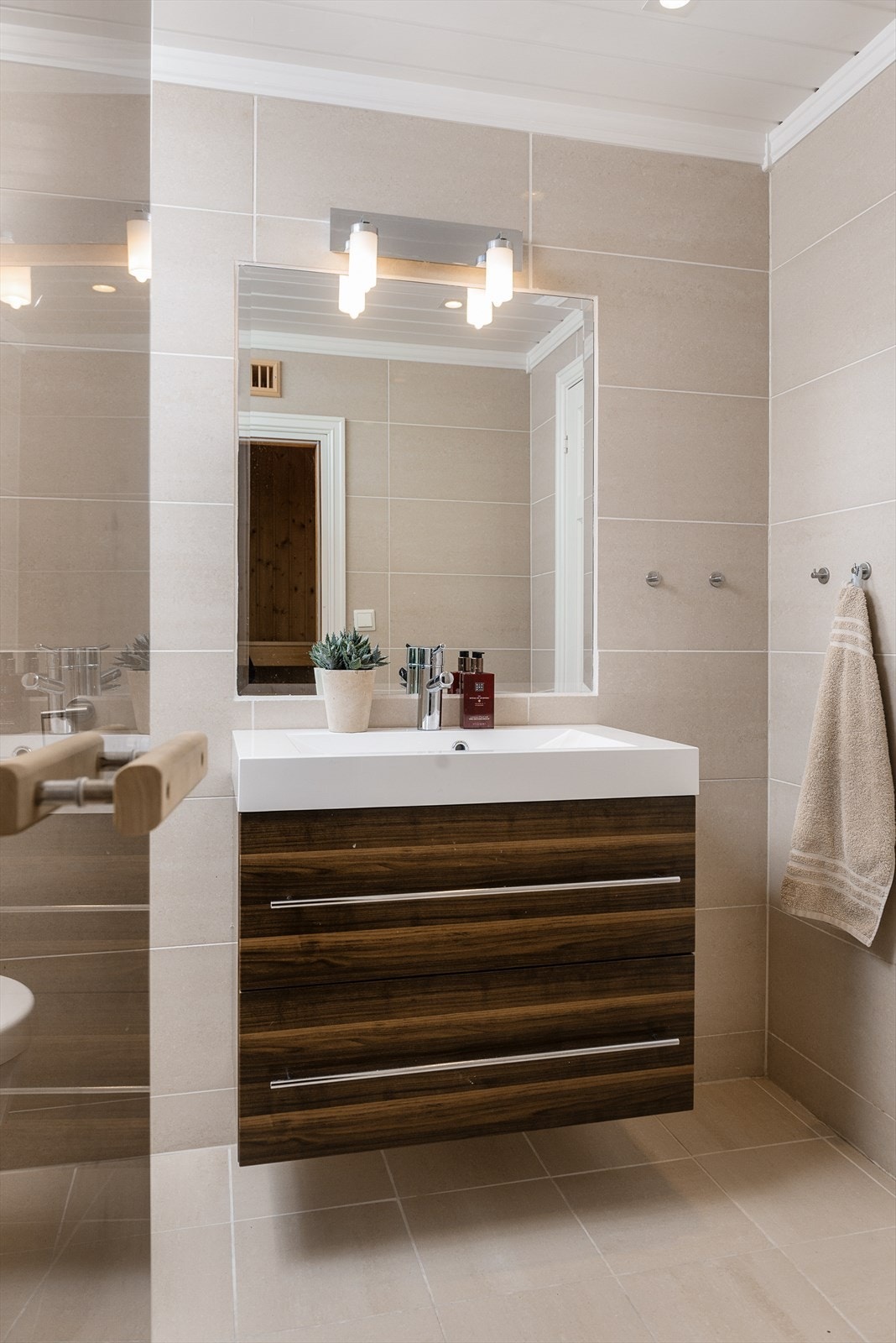 Stilrent og pent! Servantinnredning har skuffer for oppbevaring. Galleribilde