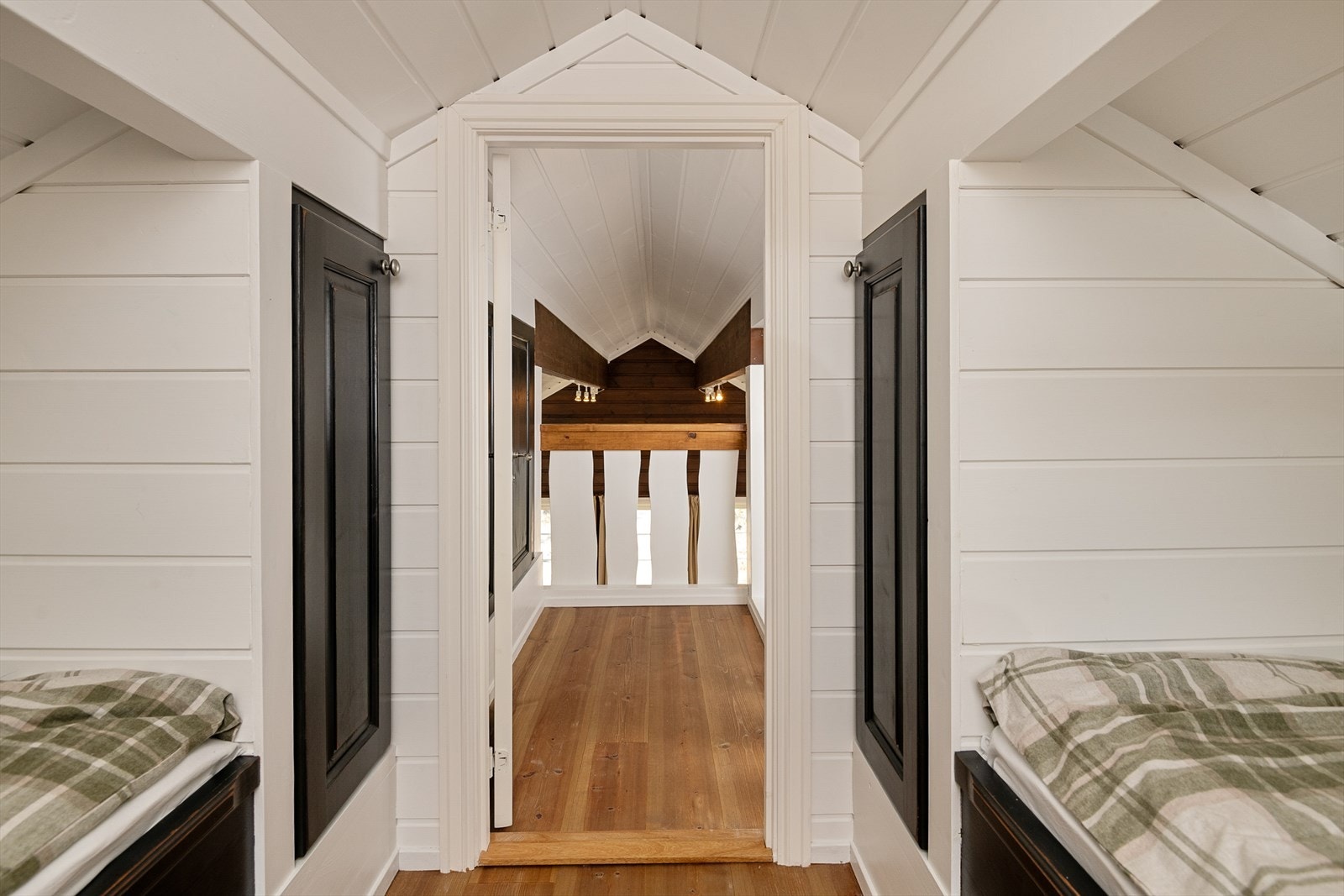 Bilde fra hemsen og ut på trappesatsen, der det er åpent ned mot stua. Galleribilde