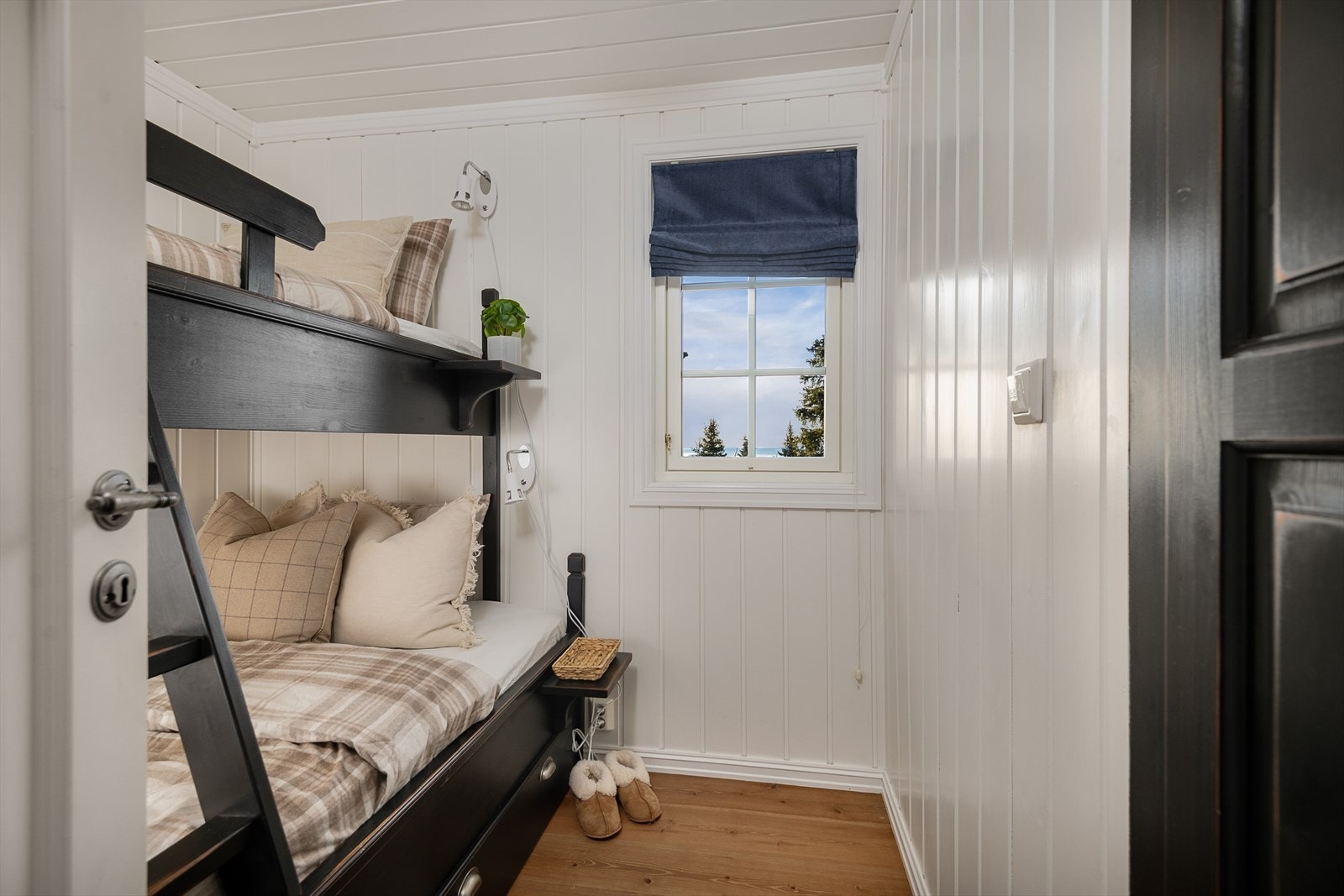 Soverom 2 er innredet med køyeseng. Gjennomført, solid og tidløst. Galleribilde