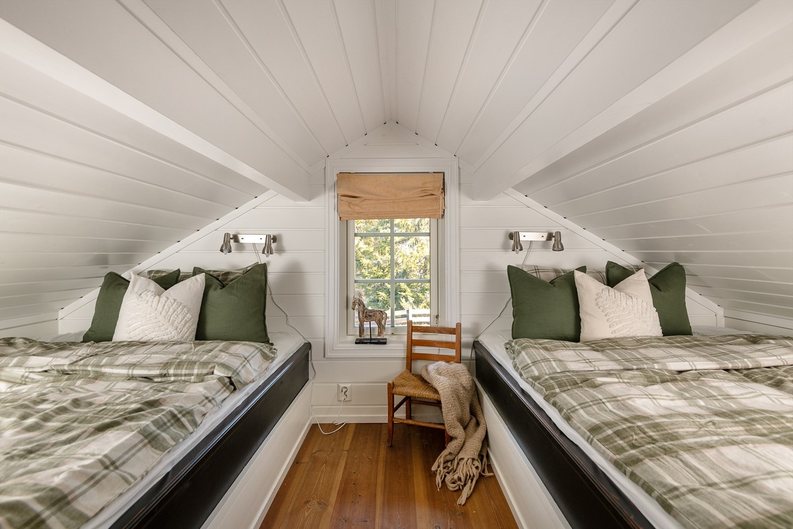 Hemsen, med trapp opp fra gangen er innredet med soveplasser. Dette gir verdifull ekstra gjesteplass i hytta. Galleribilde