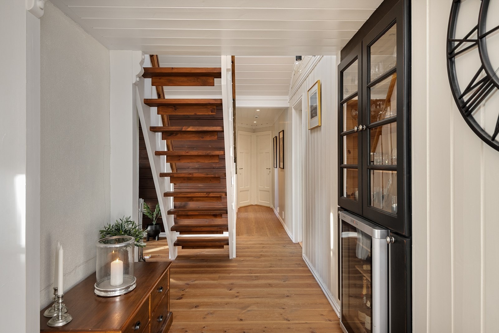 Gang med adkomst til bad og soverom. I tillegg er det trapp opp til hemsen. Galleribilde