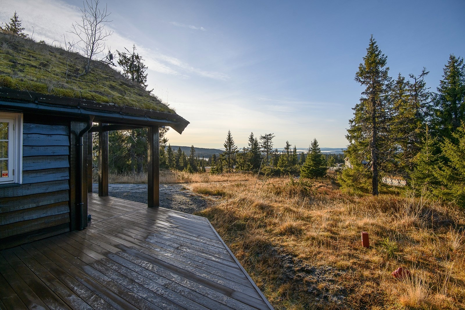 Flott beliggenhet, øverst i en liten blindvei, Tomta ligger fritt og fint til med direkte utgang i skiløyper og turstier. Galleribilde