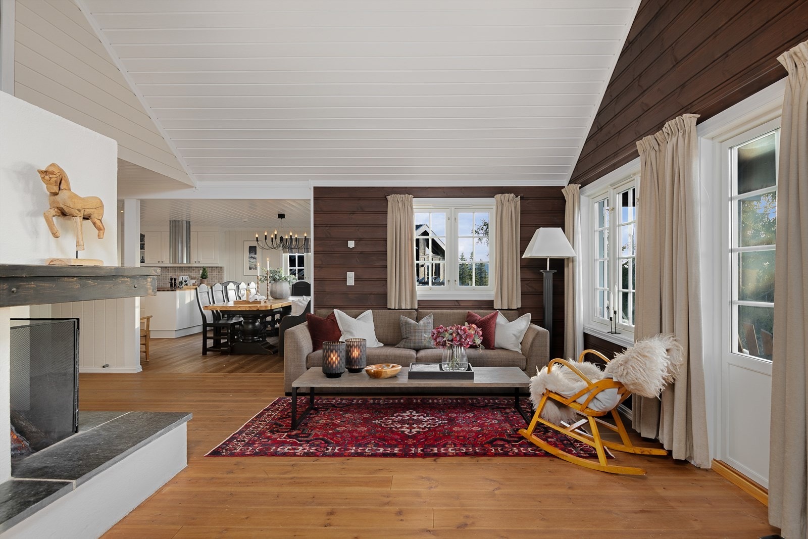 Det er en relativt åpen løsning mellom stue og kjøkkenet med spiseplass. Dette gir et meget sosialt og hyggelig oppholdsrom i hytta. Galleribilde