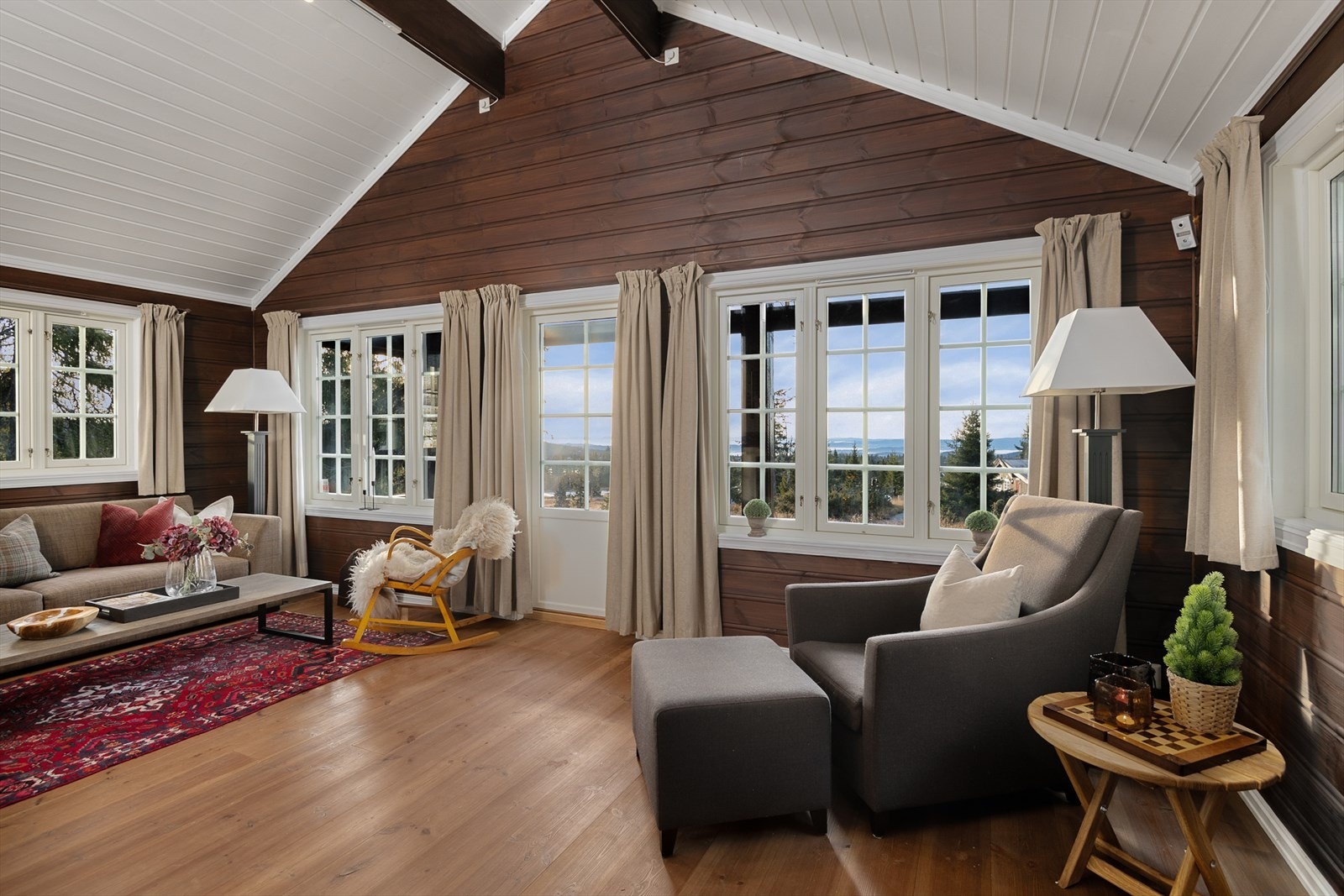 Fra stua er det utgang til en delvis overbygget, romslig terrasse. Galleribilde