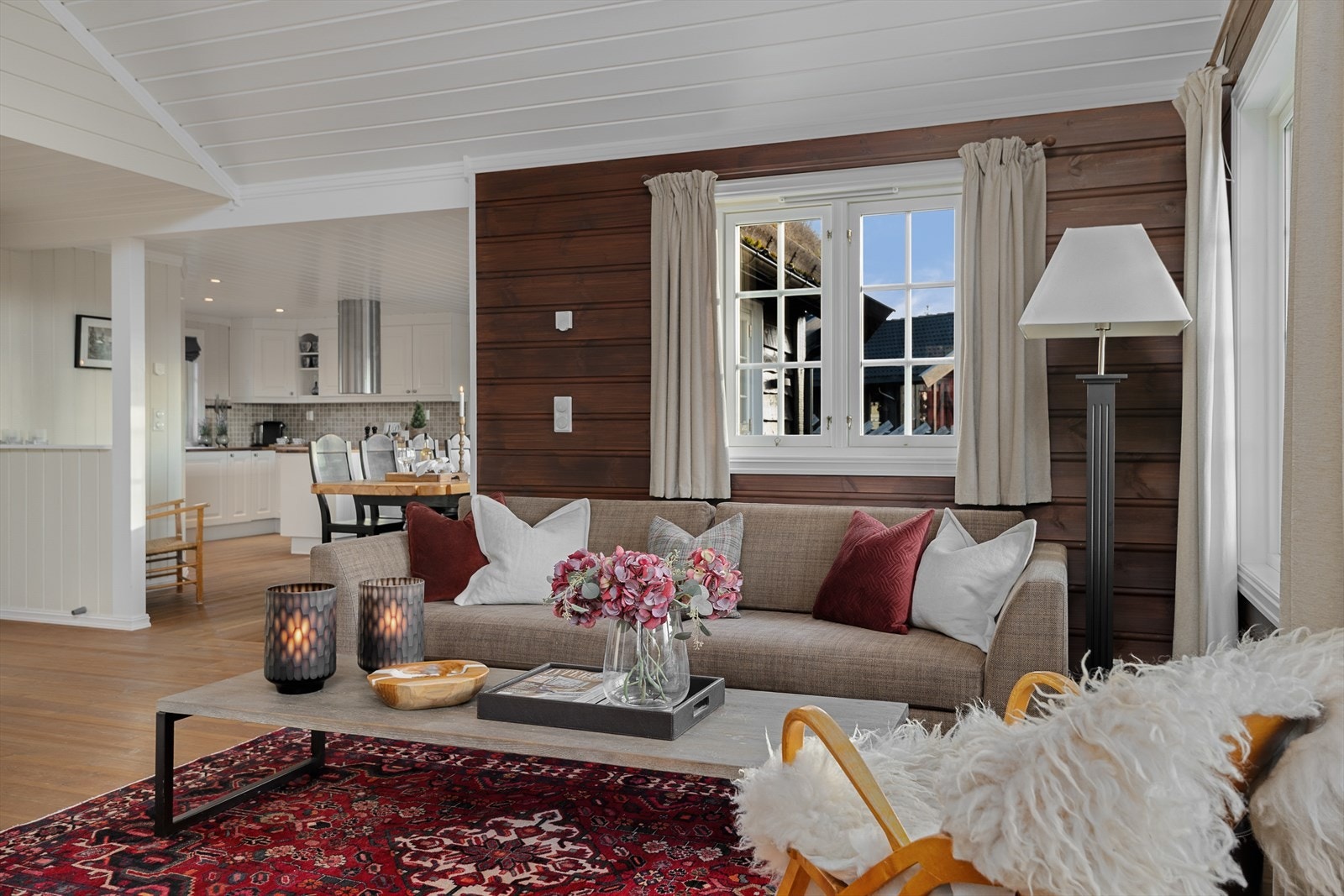 En fin overgang fra den lue stua og over i kjøkkendelen med lyse og lette fargetoner. Galleribilde