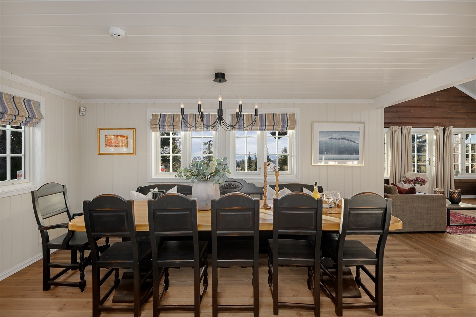 Raus plass til et skikkelig langbord. Her kan det dekkes til hyggelige måltider for familie og venner. Galleribilde