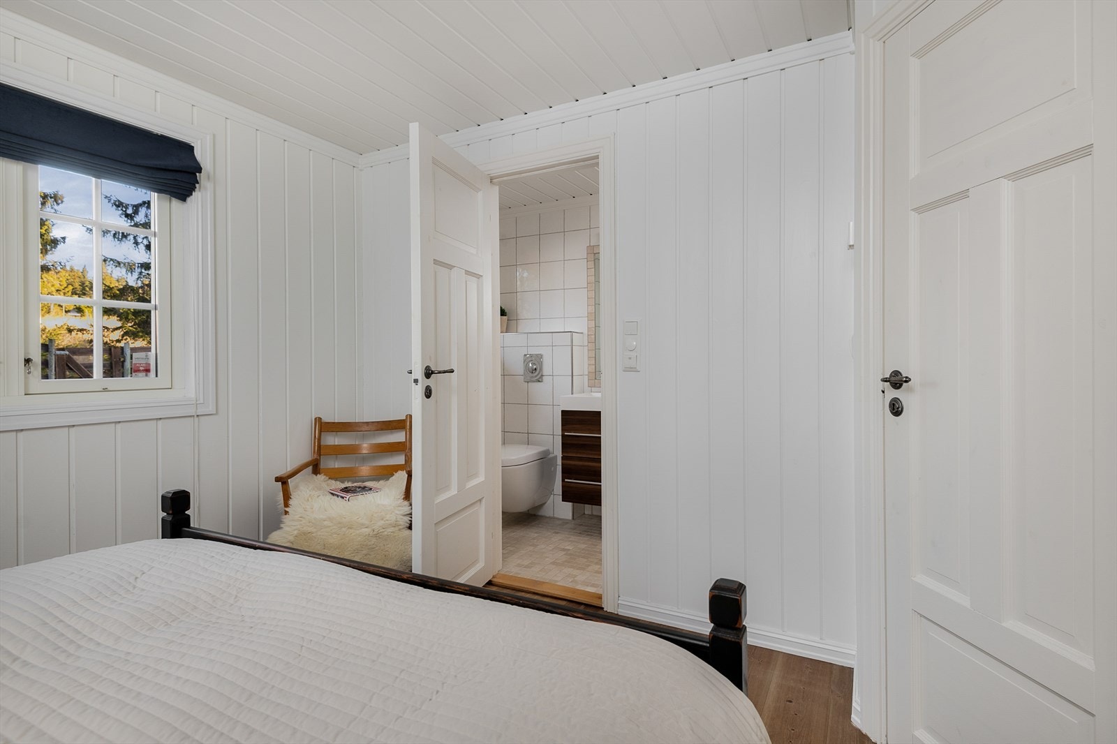 Direkte adkomst til det ene badet fra soverommet. Galleribilde