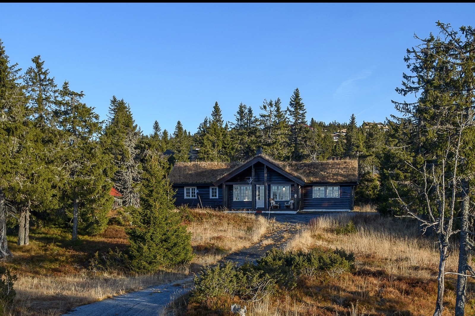 Meget tiltalende og solid eiendom som ligger sentralt på Sjusjøen. Skjermet for innsyn. Bergvarme. Galleribilde