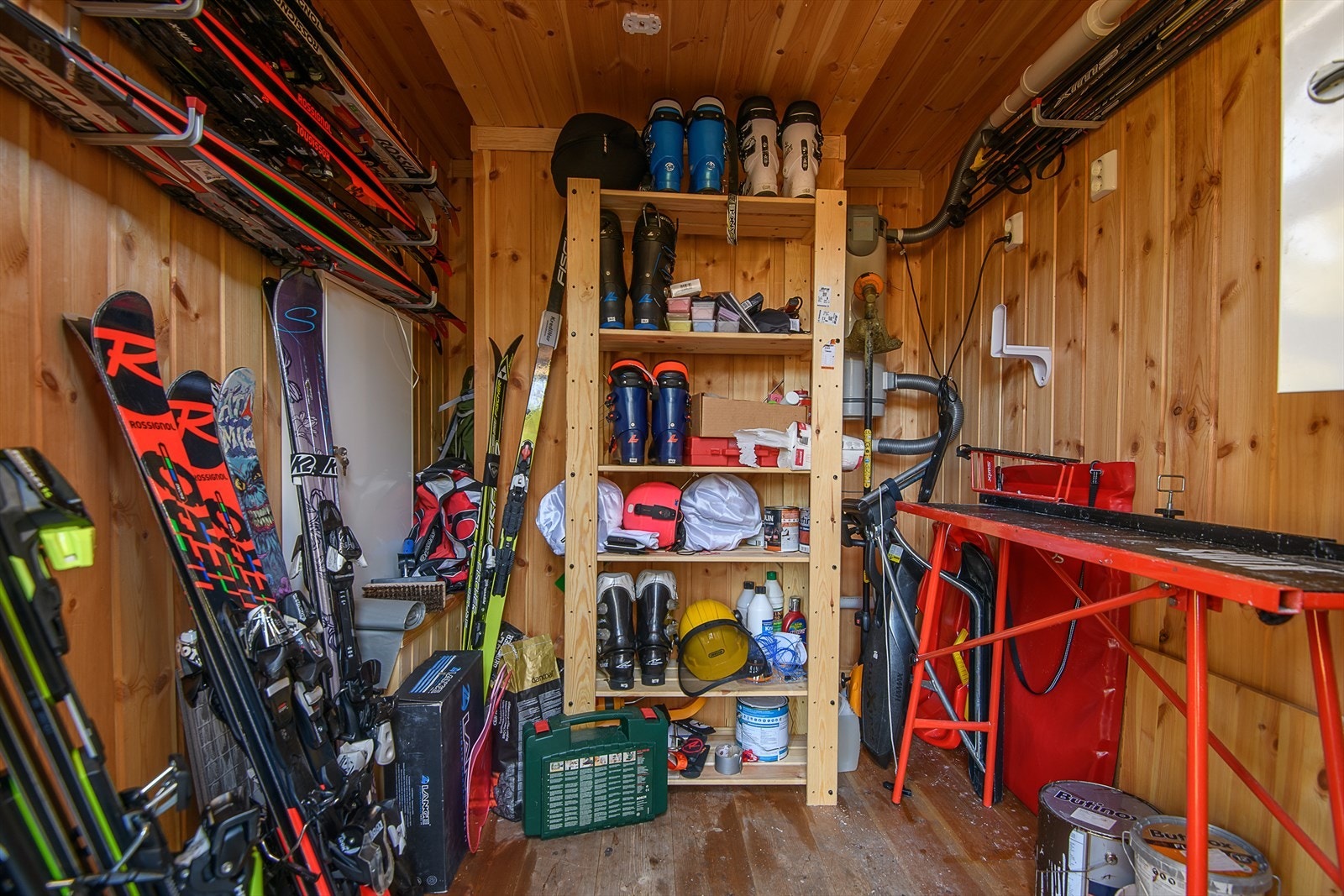 Det er en romslig og praktisk ski-og utstyrsbod i hytta. Galleribilde