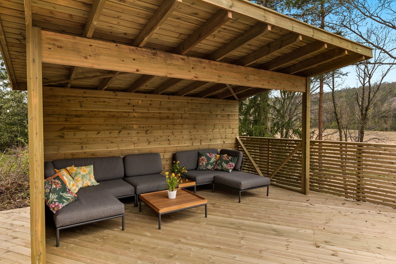 Fin uteplass som er overbygget med skjerming mot nabo. Galleribilde