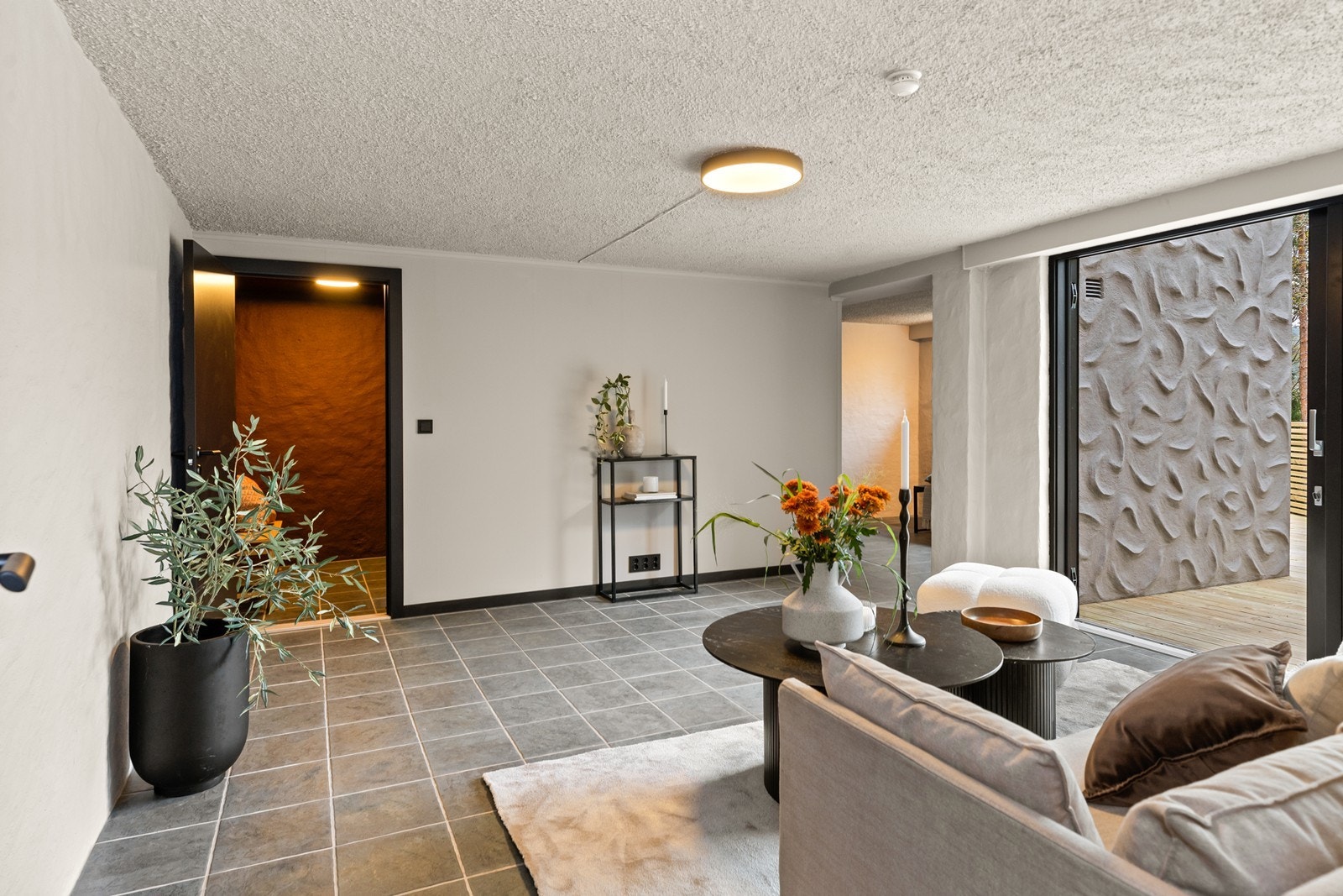 Fra stuen i u.etg er det kontorplass i hjørnet. Trapp er bygget inn for mindre lyd mellom etasjene. Galleribilde