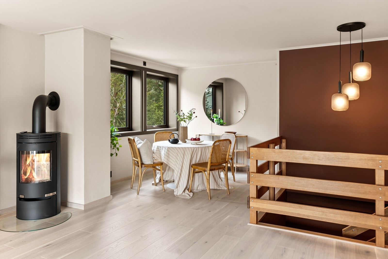 Spiseplass i direkte kontakt med stue og adkomst til kjøkken. Galleribilde