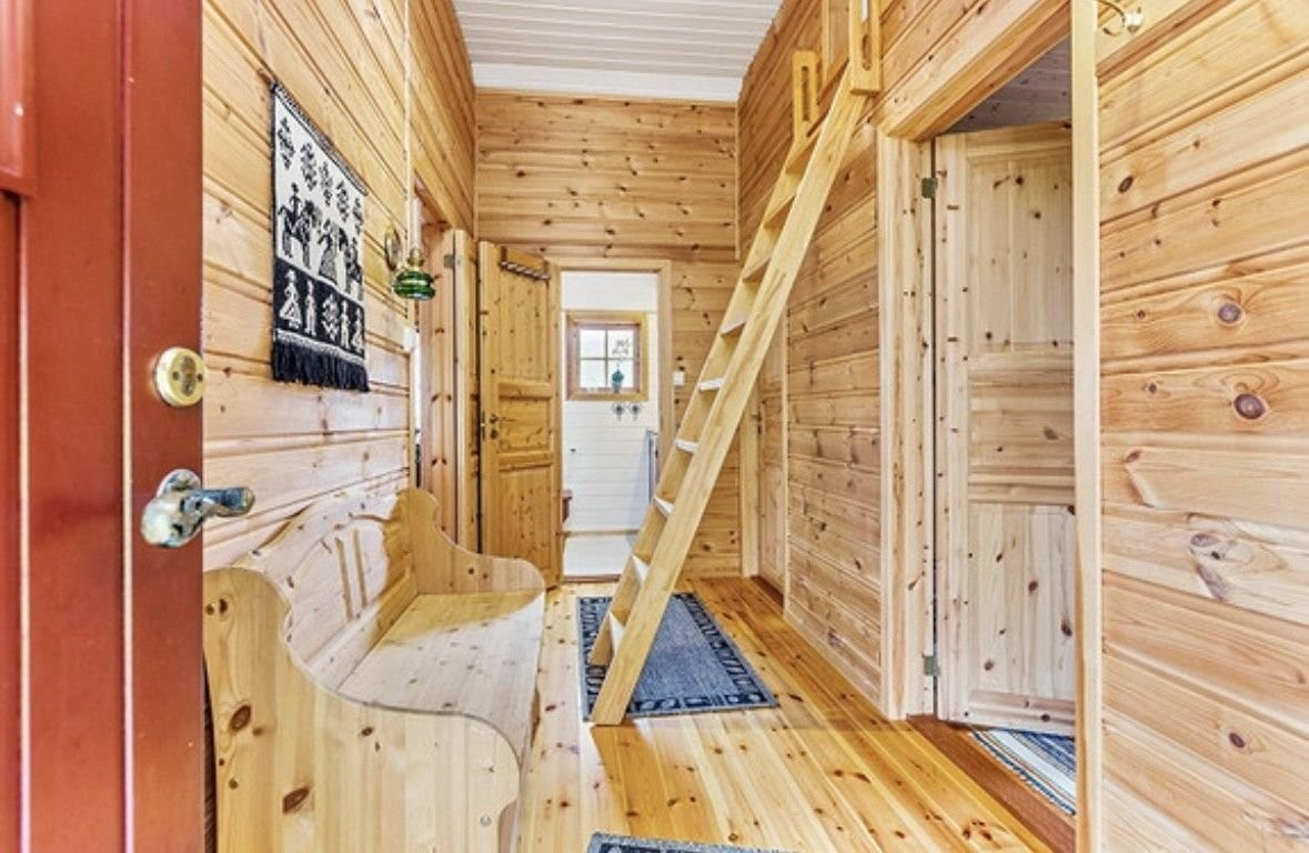 Entrè med oppgang til hems. Galleribilde