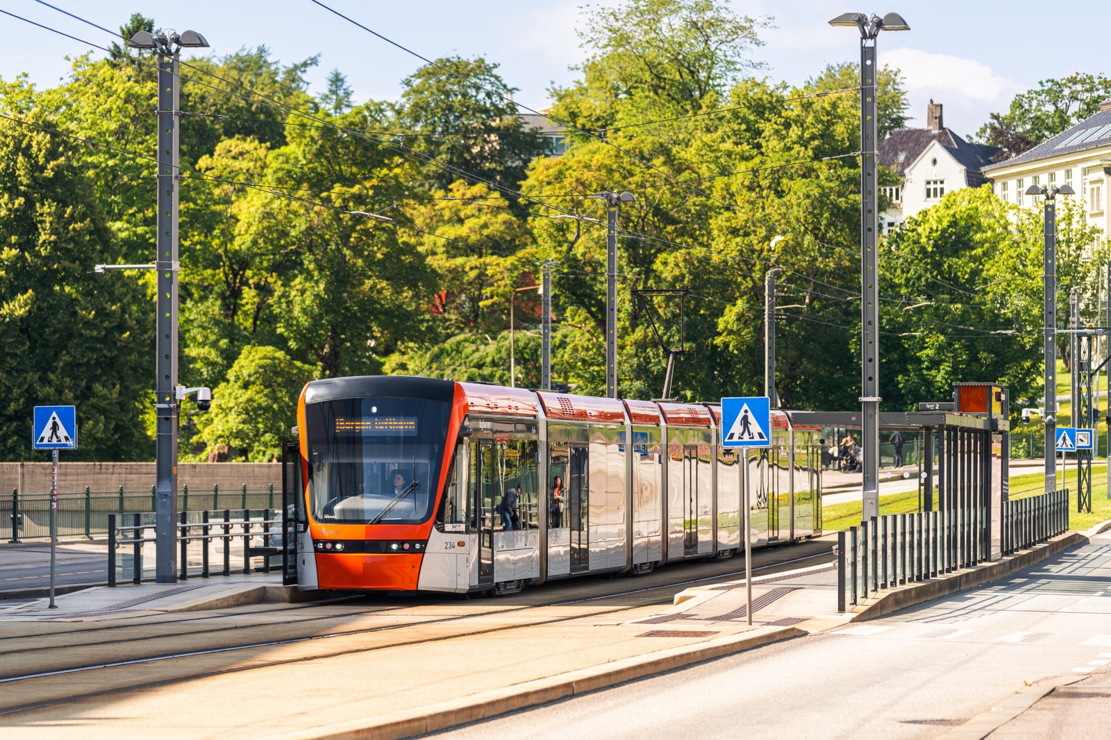 Det er 550 m til nærmeste bybanestopp, Danmarksplass. (Eksempelfoto er fra Florida bybanestopp.) Galleribilde