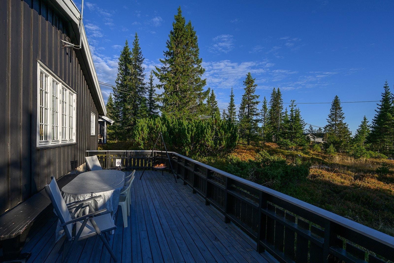 Romslig, åpen terrasse der du sitter skjermet for direkte innsyn. Et fint sted å slappe av etter en dag på tur. Galleribilde