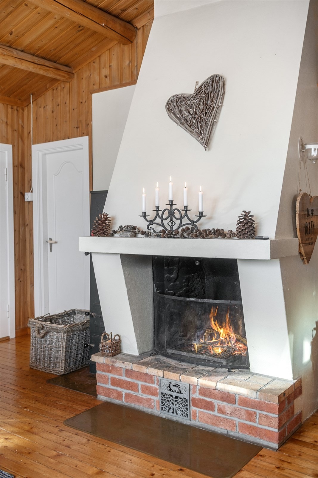 I tillegg til en åpen peis har hytta vedovn og elektrisk fyring for oppvarming. Galleribilde