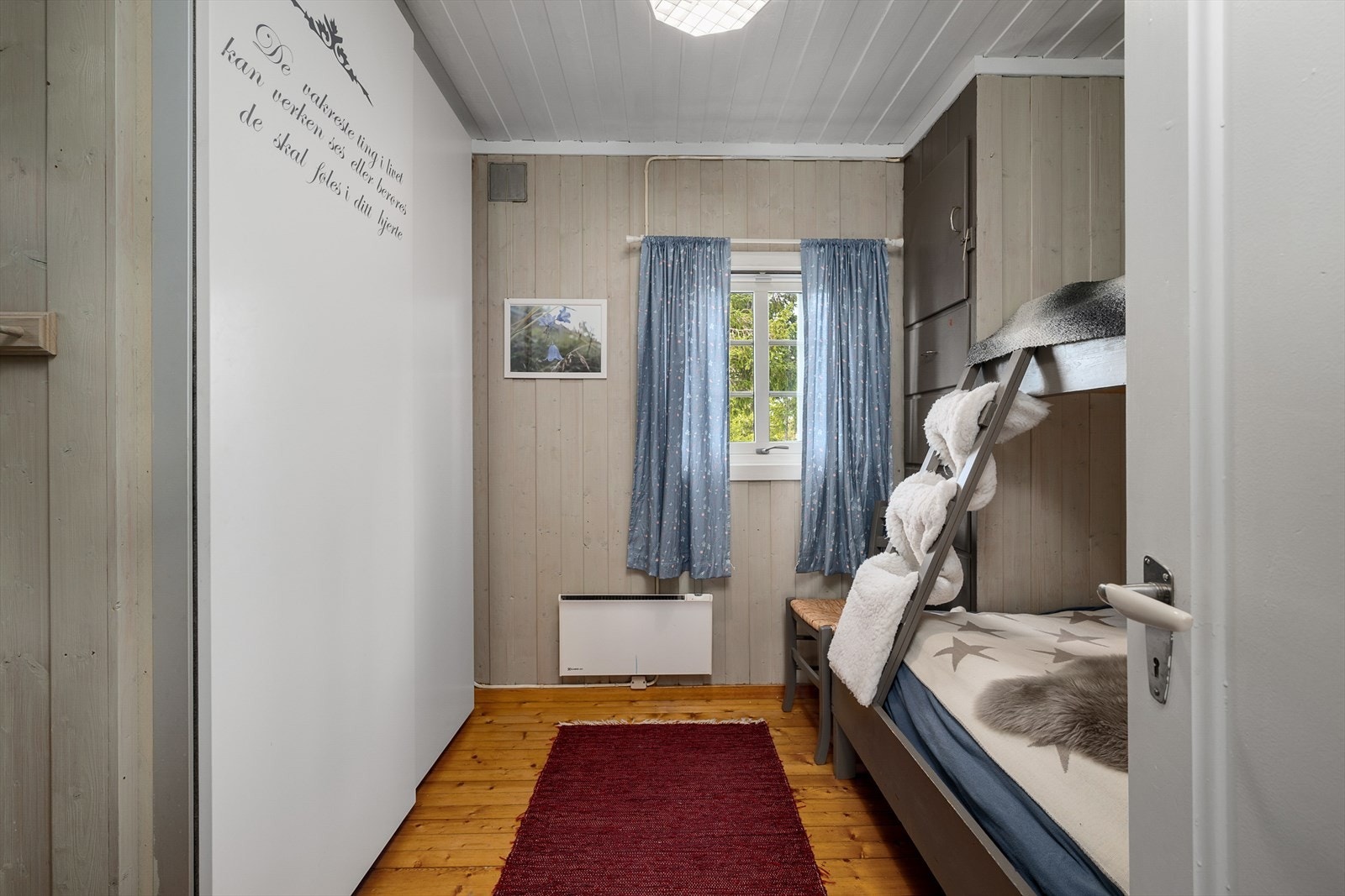 Soverom 2 med romslig garderobeskap. Galleribilde