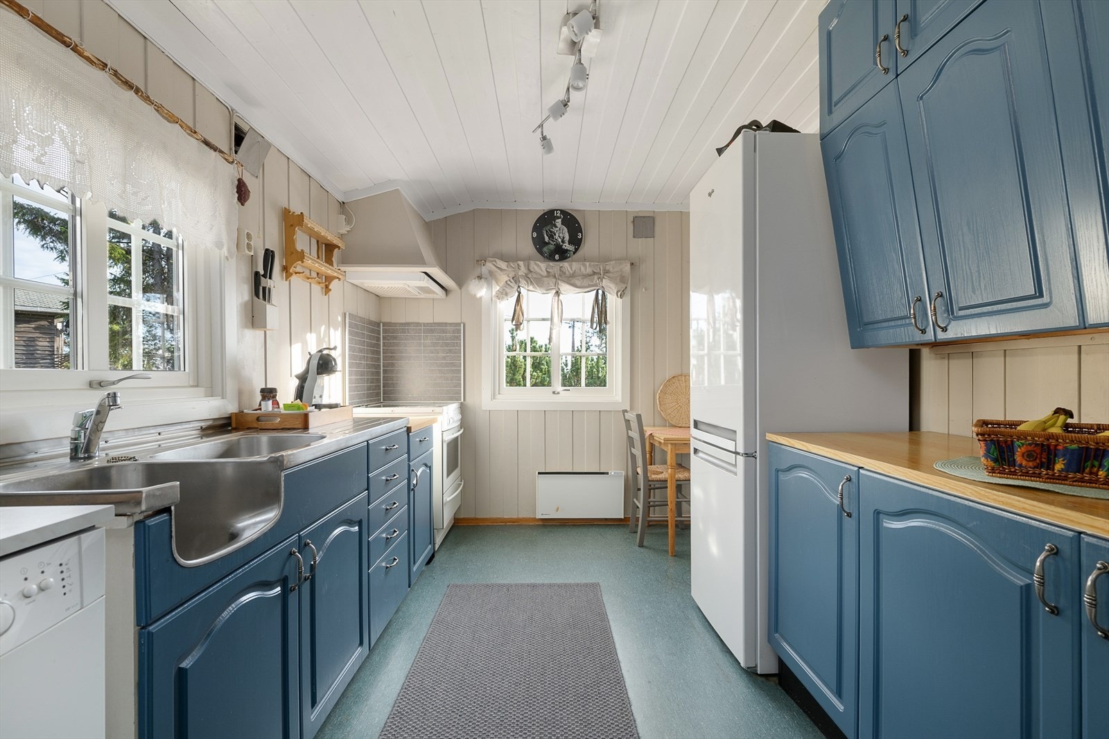 Kjøkkenet ligger avdelt fra stua. Innredning på begge sider av rommet og rikelig med lys inn i rommet. Galleribilde