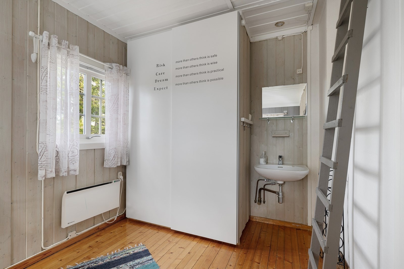 Soverom 2 har garderobeskap og enkel servant. Galleribilde