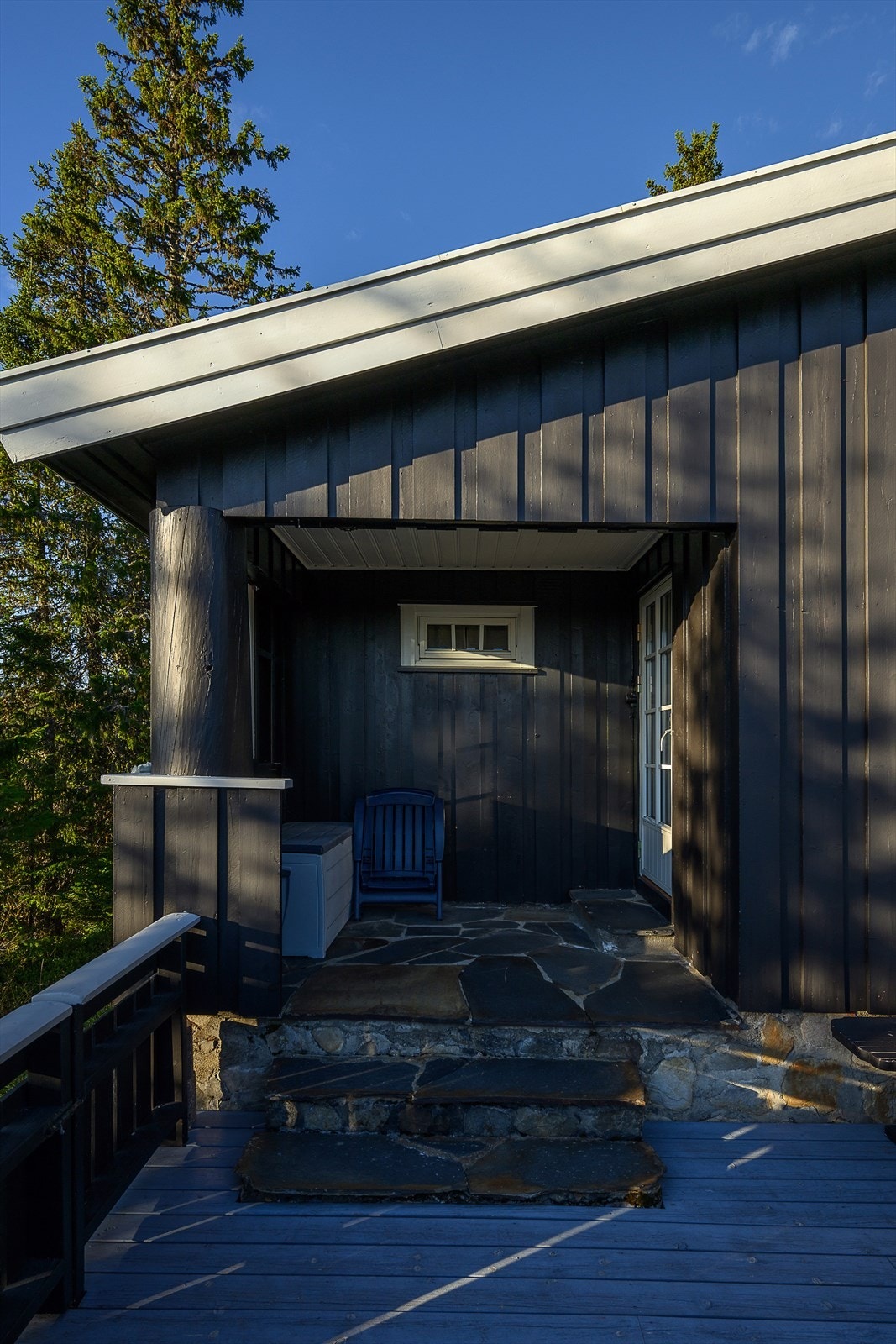 Et lite overbygg over deler av terrassen. Galleribilde