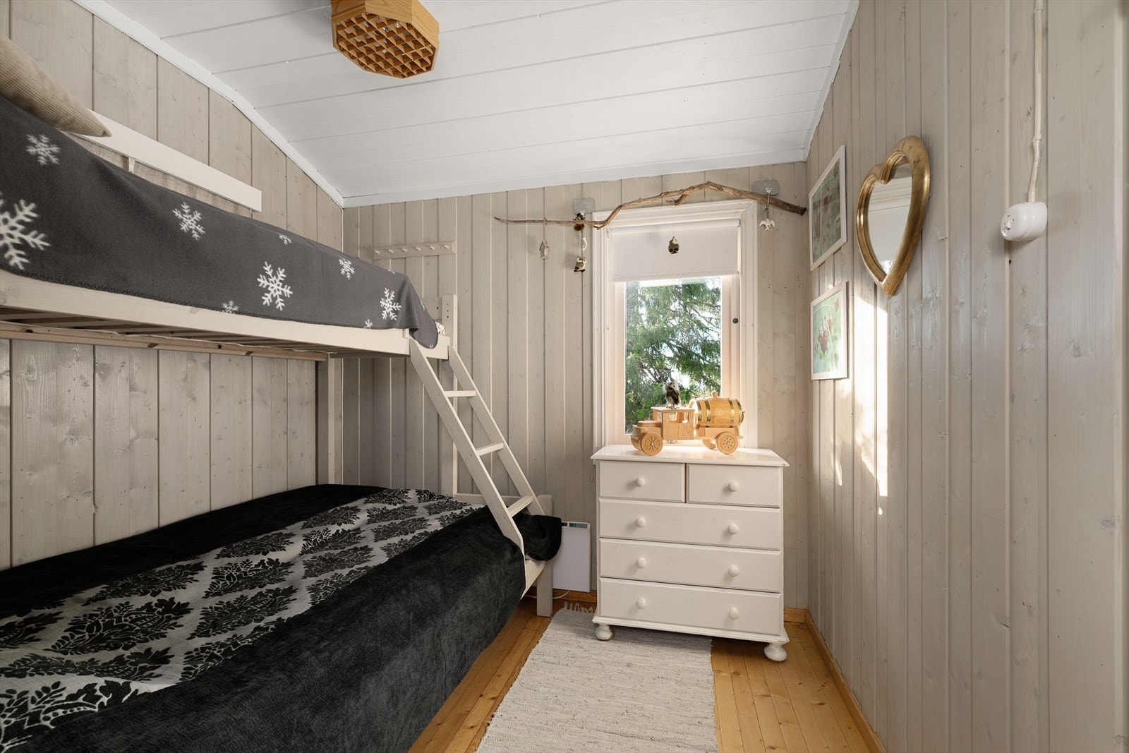 Soverom 1 med familiekøye. Vegger beiset i en lun fargetone. Galleribilde