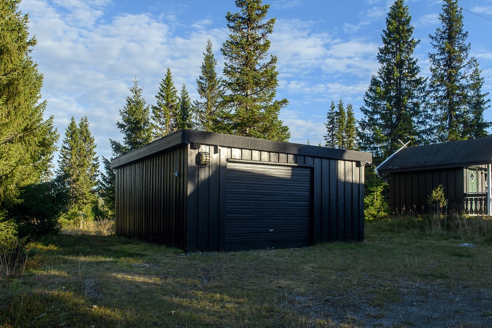 Separat garasje. Galleribilde