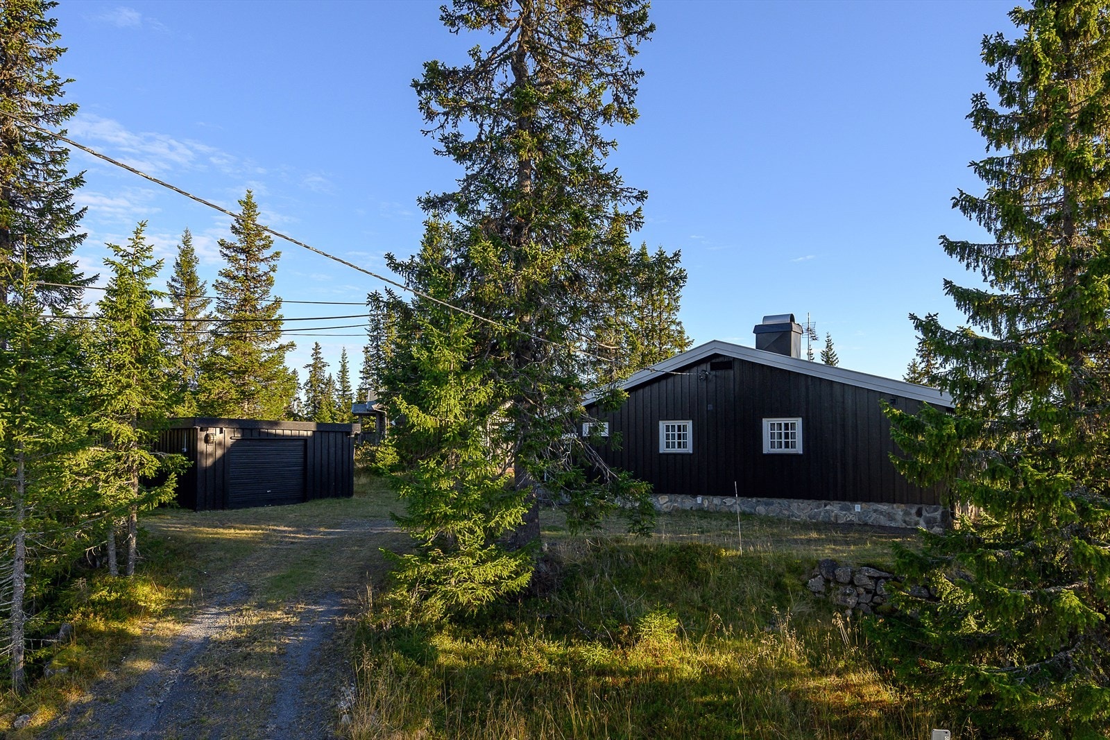 Eiendommen ligger på Vassbakken, med enkel adkomst fra hovedveien. Galleribilde