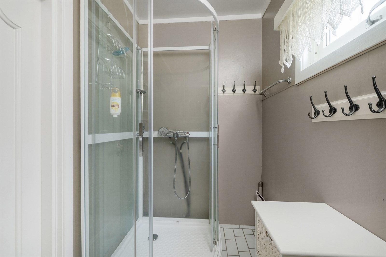 Dusjkabinett på badet. Galleribilde