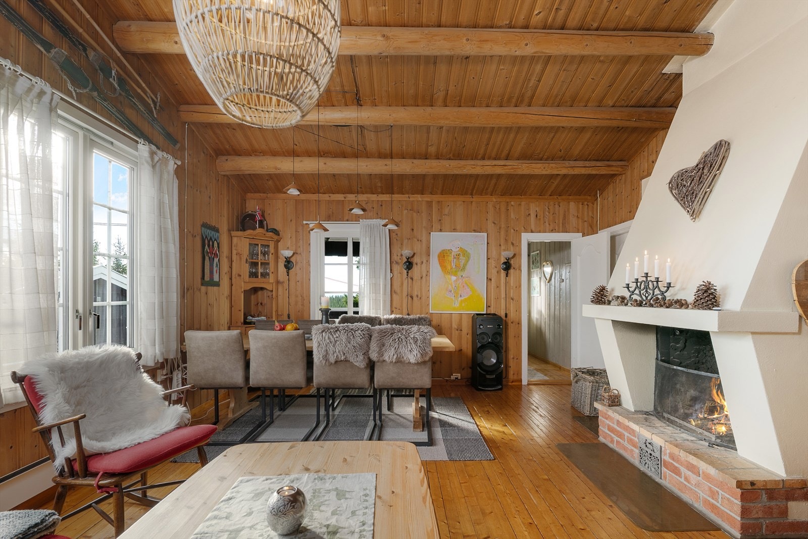 Åpen peis for ekte hyttekos. Galleribilde