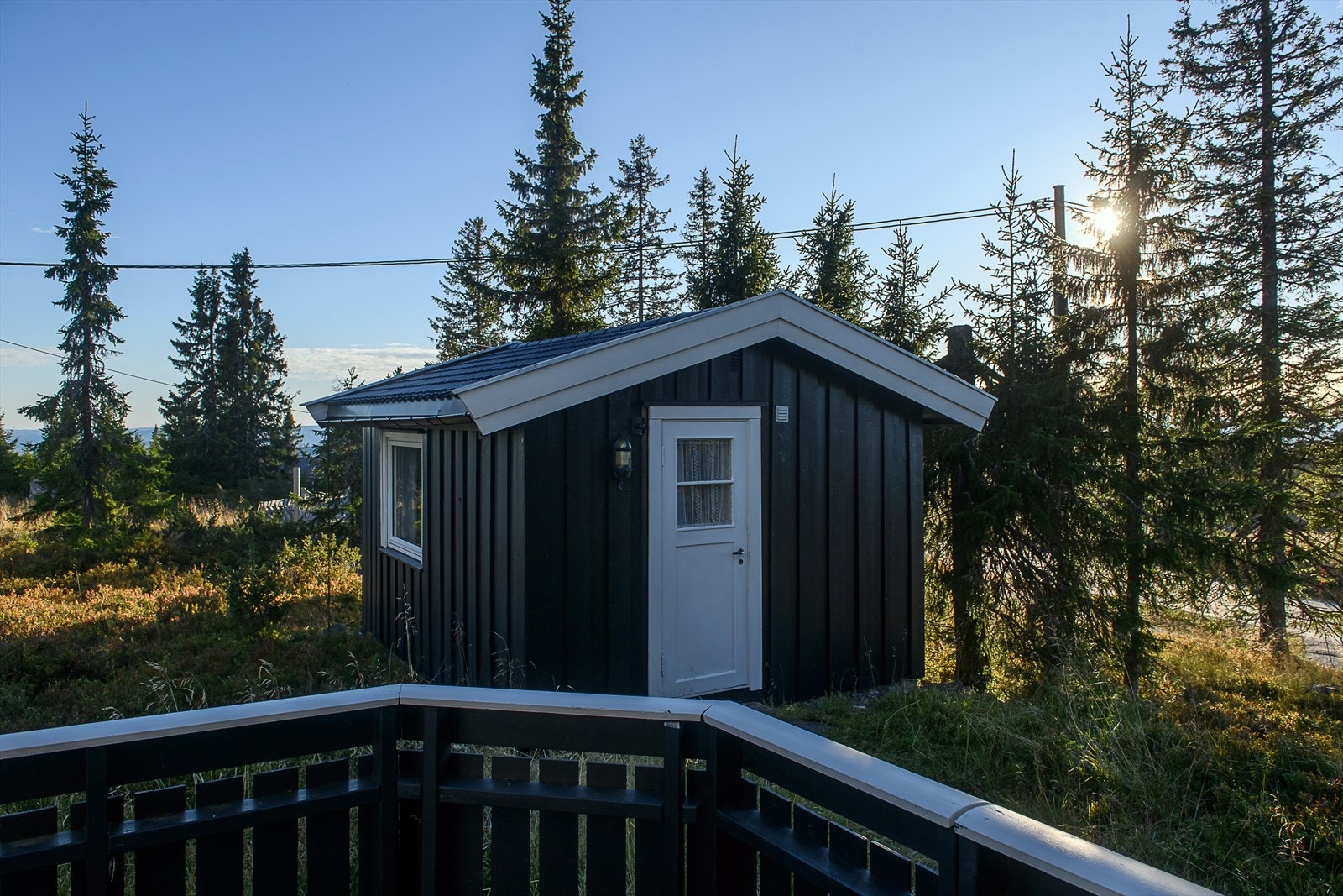 Anneks innredet med gjesterom/stue. Galleribilde