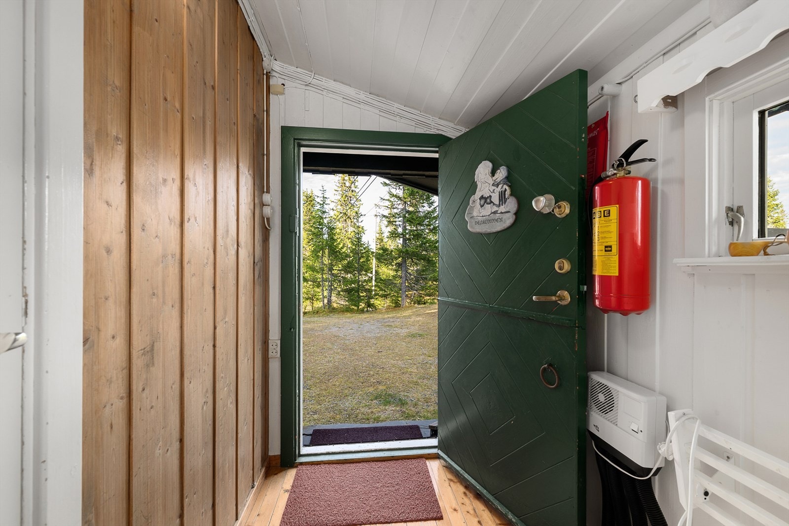 Gang med plass til å sette fra seg sko og diverse. Galleribilde