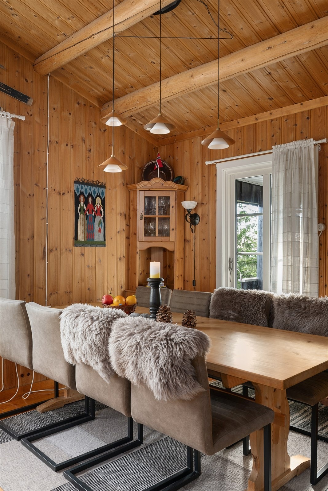 God plass til spisebord i stua. Et hyggelig samlingspunkt. Galleribilde