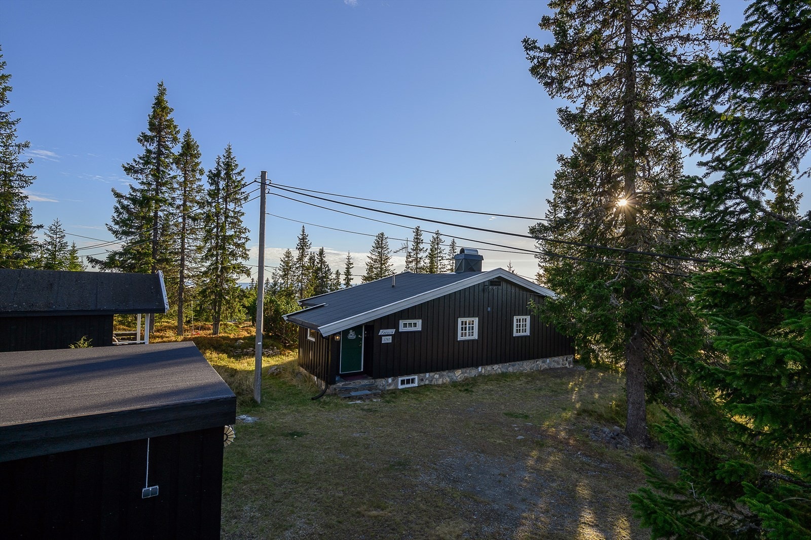 Eiendommen har sentral plassering og det er enkelt å benytte offentlig kommunikasjon med buss fra Lillehammer og opp til hytta. Galleribilde