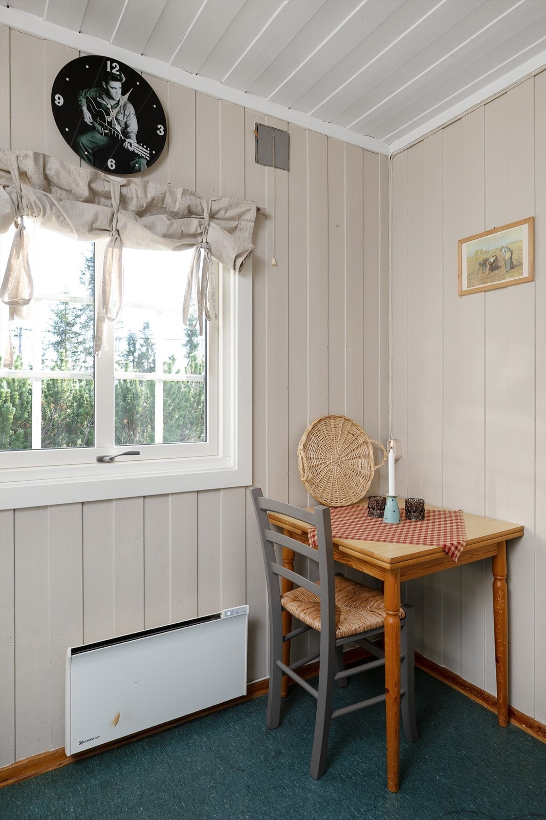 Det er plass til et lite kjøkkenbord ved vinduet. Panelovn for oppvarming. Galleribilde