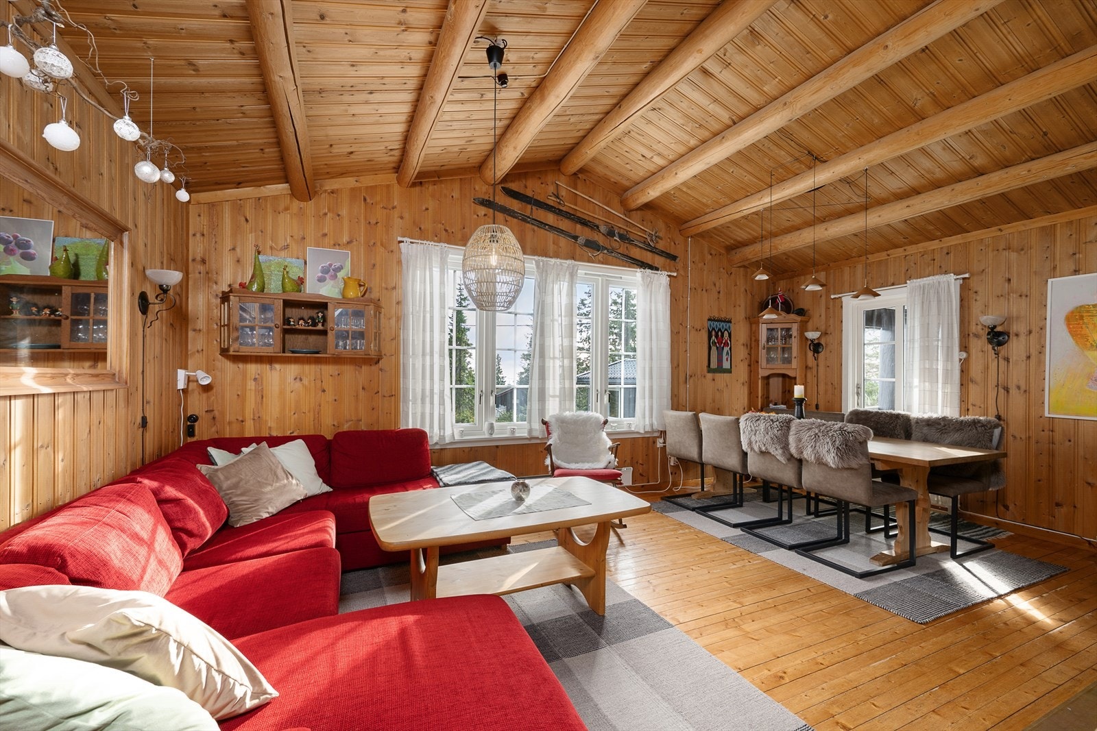 Koselig og lun stue/spisestue med god takhøyde og godt med lys inn i rommet. Galleribilde