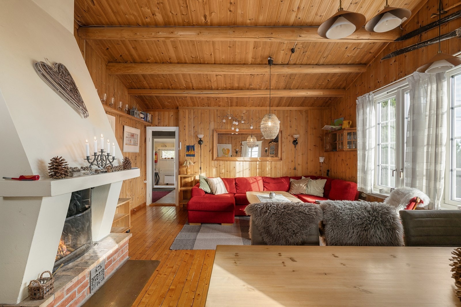 Rikelig med naturlig lys inn i oppholdsrommet gjennom store vindusflater. Galleribilde