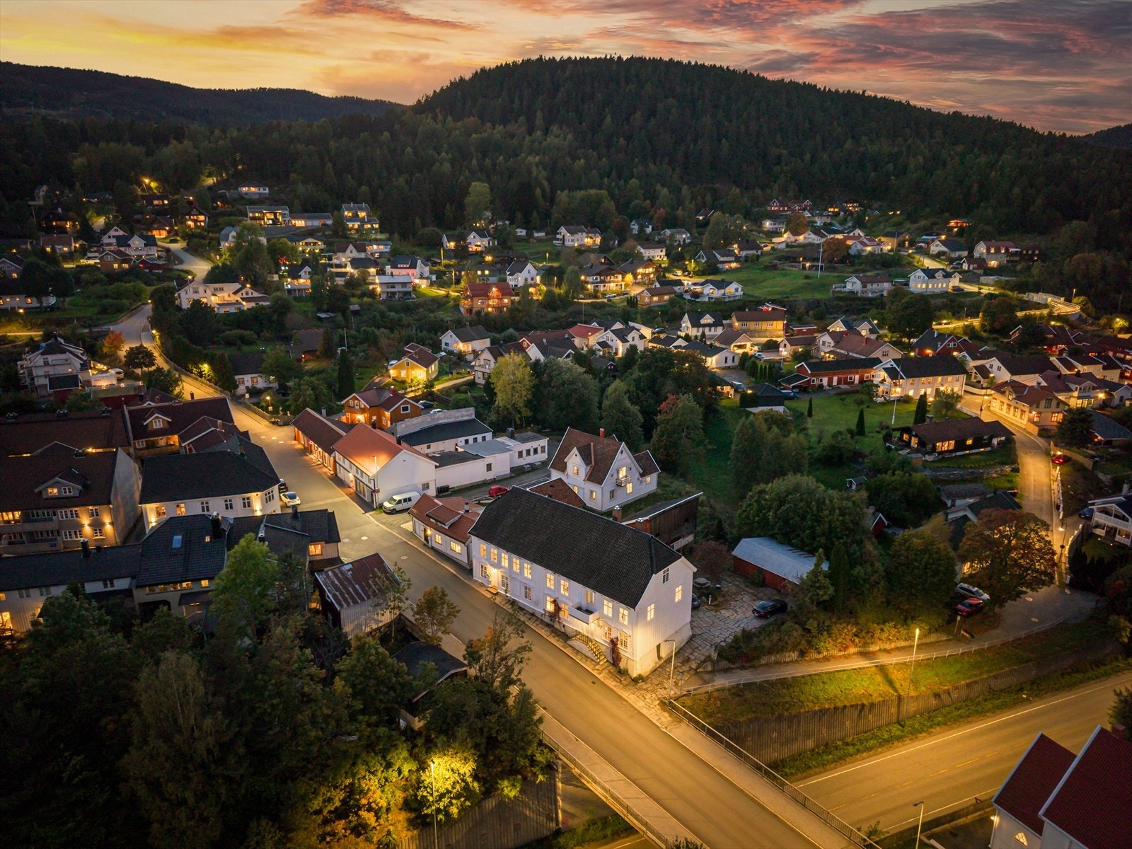 Norges første riksvei går på nedsiden av eiendommen og ble anlagt fra Kongsberg. Den var opprinnelig en ridevei og har tilknytning til veien over Håvet Galleribilde