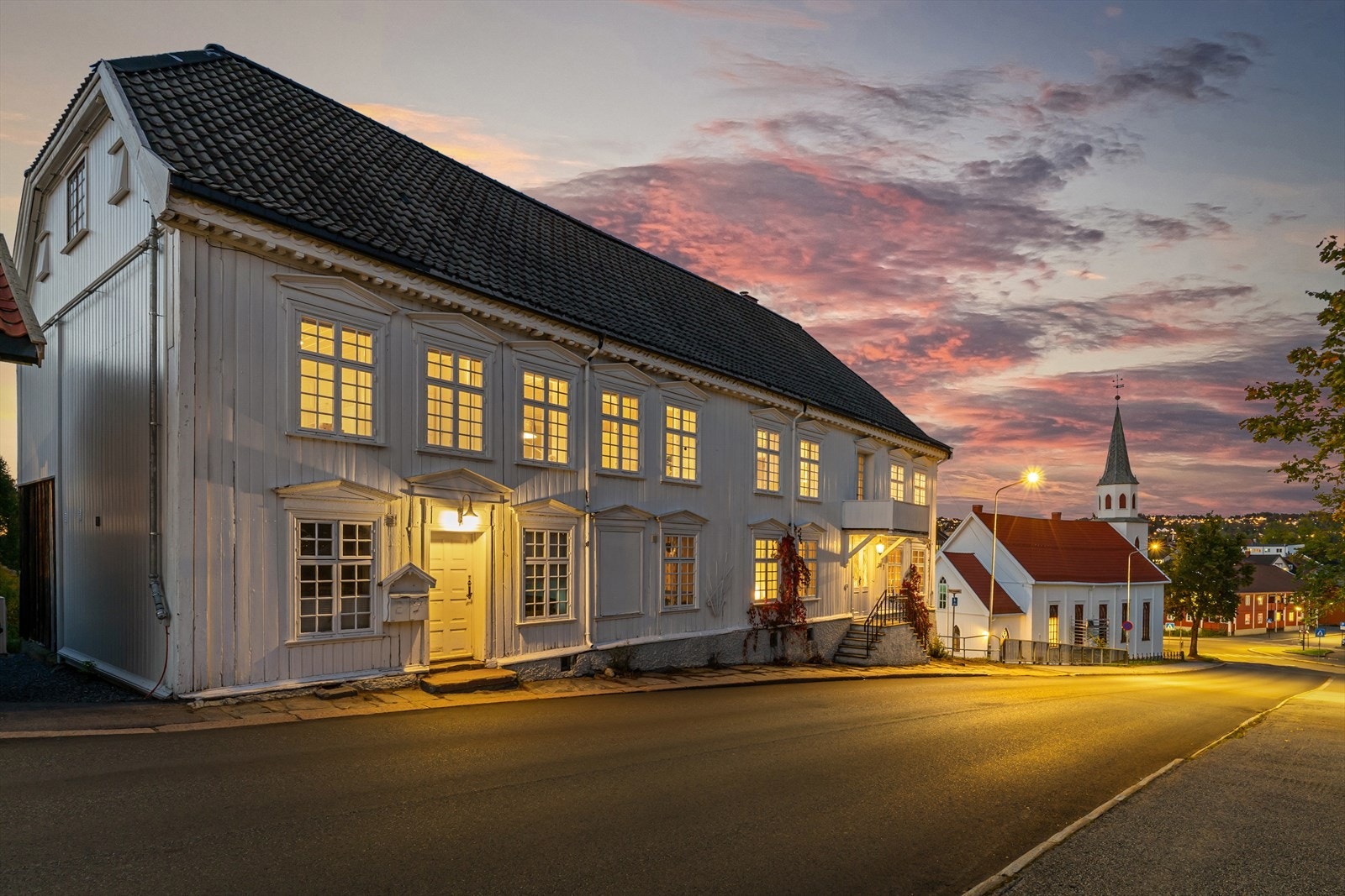 Eiendomsmegler Lars Bredeveien presenterer den ærverdige Rogstadgården; en særpreget eiendom fra 1700-tallet med tonnevis av sjarm. Galleribilde