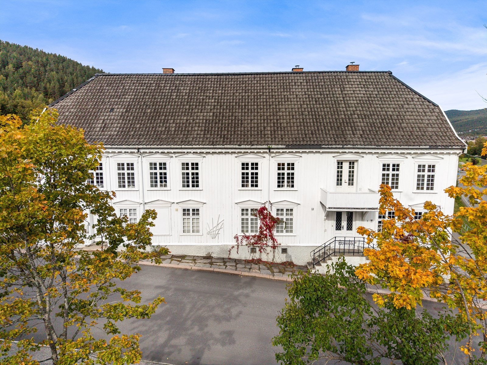 Rogstadbakken 4 er en to- etasjes laftet bygning med halvvalmet tak. Bygningen har flere rokokkodetaljer i eksteriøret, bl.a. vinduene med pediment over og en forseggjort bord ved gesimsen. Galleribilde